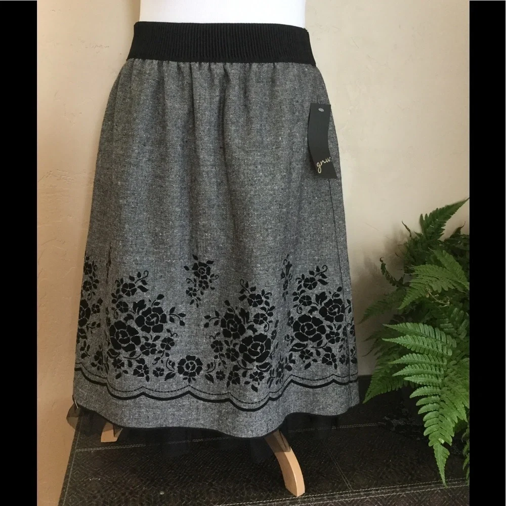 GNW black and gray tweed floral skirt small. - Picture 2 of 4
